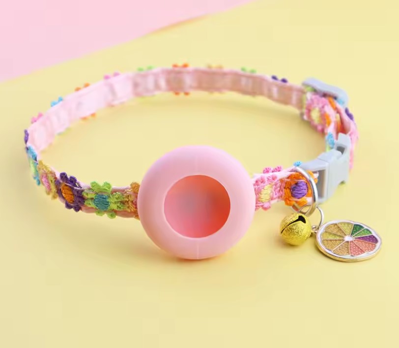 Collier mignon aux motifs colorés pour chat