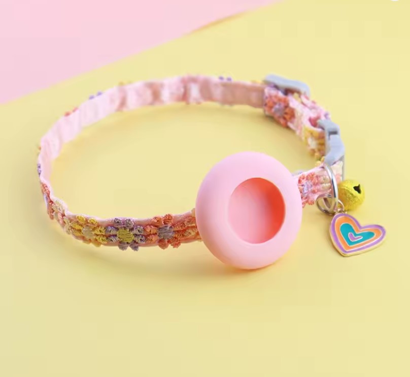 Collier mignon aux motifs colorés pour chat