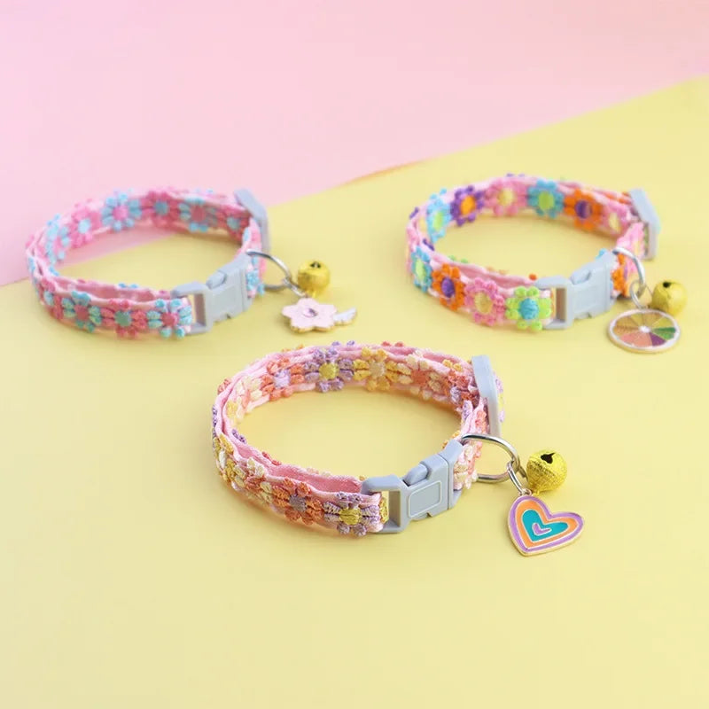 Collier mignon aux motifs colorés pour chat et petit chien