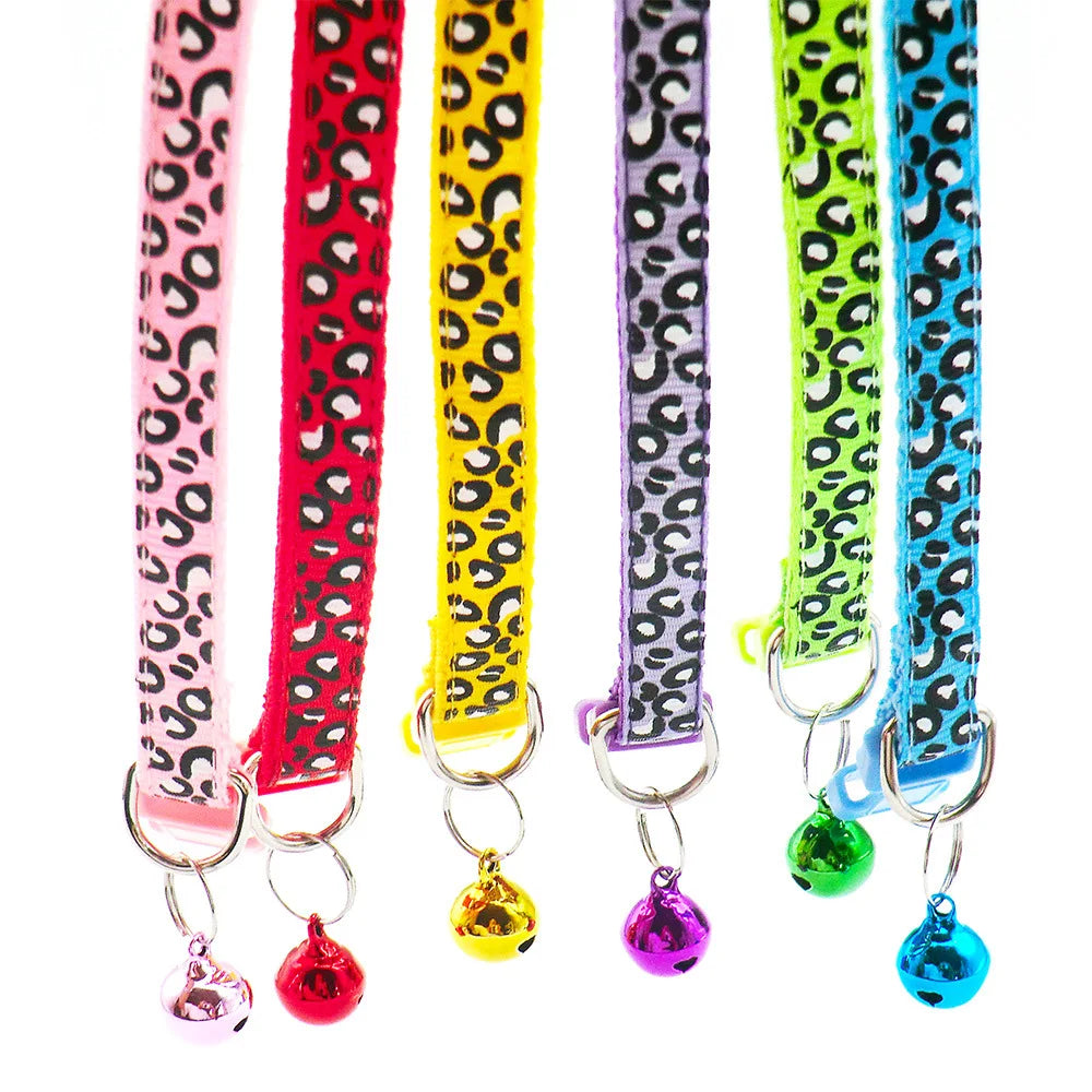 Collier pour chat à sangle réglable avec imprimé léopard et cloche