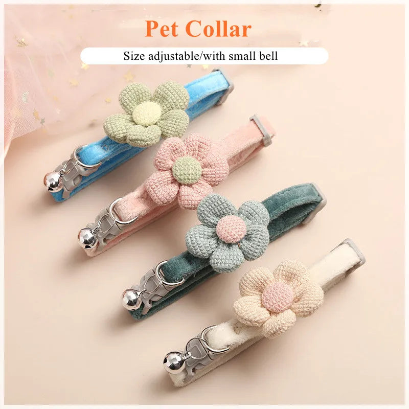 Collier ajustable orné d'une fleur tricotée et d'une cloche pour chat et petit chien