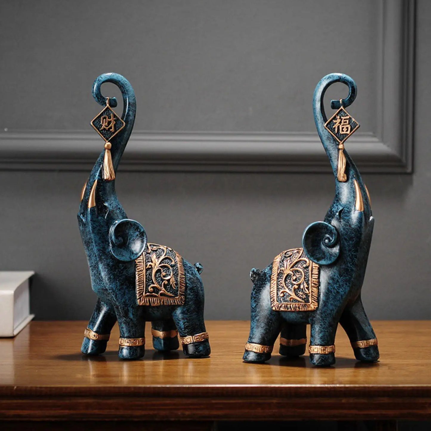 Paire de statues d’éléphants ornées