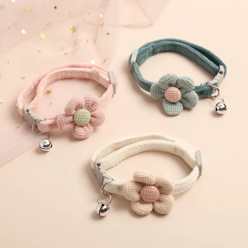 Collier ajustable orné d'une fleur tricotée et d'une cloche pour chat et petit chien