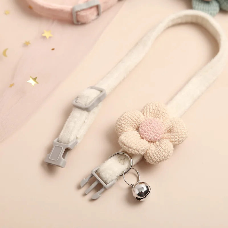 Collier ajustable orné d'une fleur tricotée et d'une cloche pour chat et petit chien