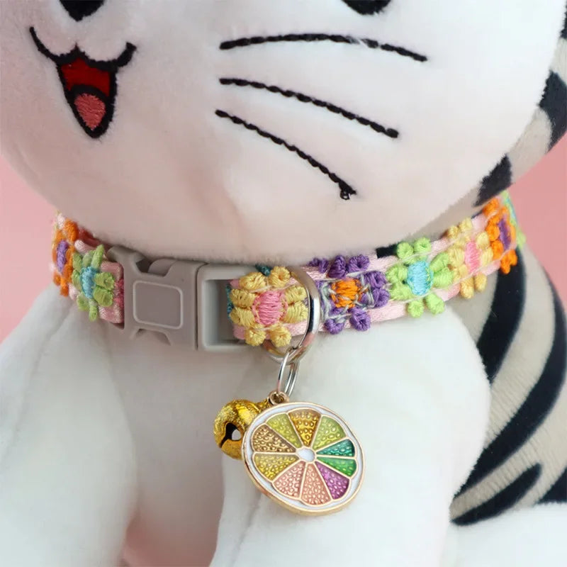 Collier mignon aux motifs colorés pour chat et petit chien